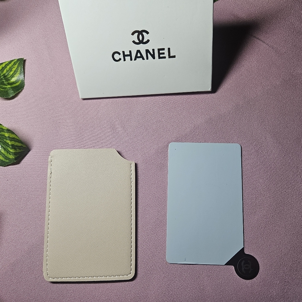 CHANEL Cream Card Holder with Silver Mirror - Picture 4 of 4